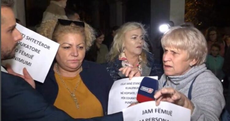 Dhuna e edukatores ndaj 3-vjeçares, protesta e qytetarëve në Tiranë (FOTO)