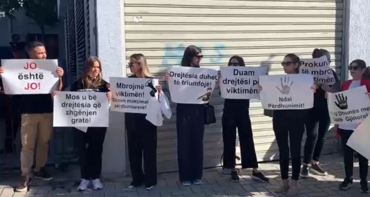 Përdhunimi i 26-vjeçares, shoqëria civile proteston para gjykatës