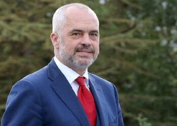 Rama udhëton drejt Francës, merr pjesë në Forumin e Paqes në Paris