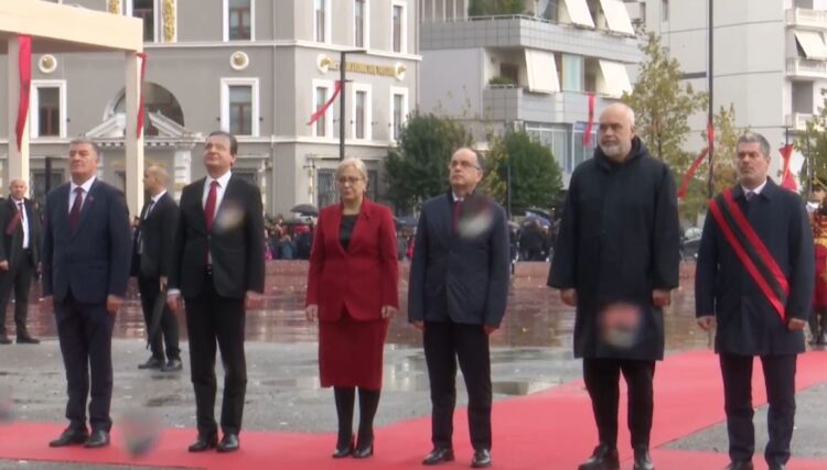 Dita e Pavarësisë bashkon Ramën dhe Kurtin në Vlorë, nis ceremonia…