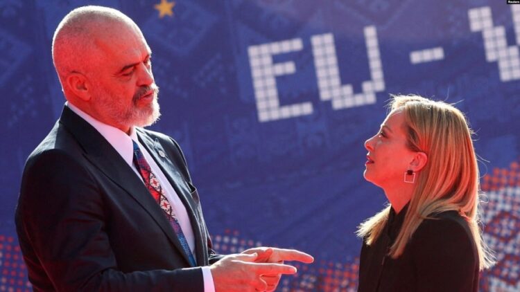 AI: Marrëveshja për dërgimin e migrantëve në Shqipëri, e paligjshme