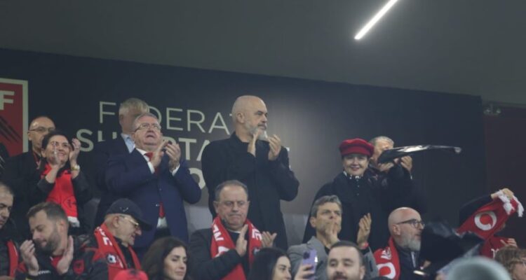Të gjithë në këmbë, Rama dhe Duka shijojnë ndeshjen në “Air Albania”