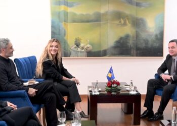 VIDEO/ Me lule, tortë dhe urime/ Ja si e pret Rita Orën, Albin Kurti