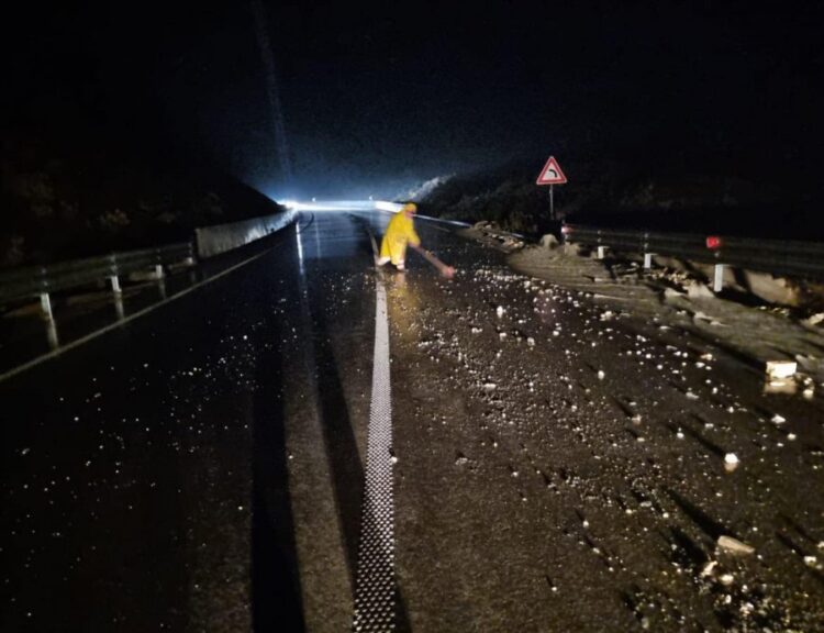 Dibër, Reshjet e shiut shkaktojnë probleme në akset rrugore