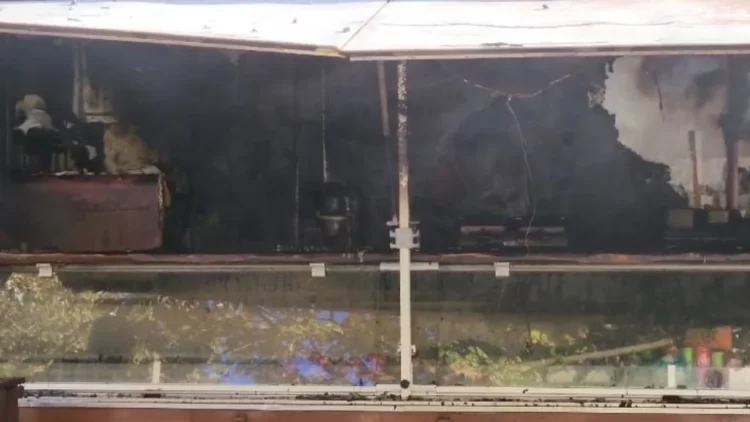 Digjet një rulotë që ofronte ushqim pranë një shkolle në Durrës