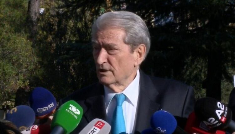 Rama futet me eskortë në Kuvend, ironizon Sali Berisha: Çfarë frikacaku…