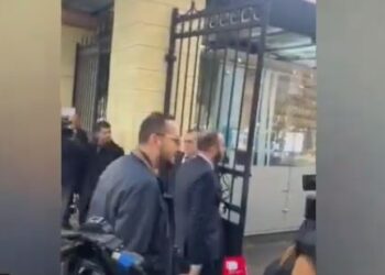 “E hapët?”/ Garda lejon deputetët në Kryesi, ironizon Salianji: Na surprizuat