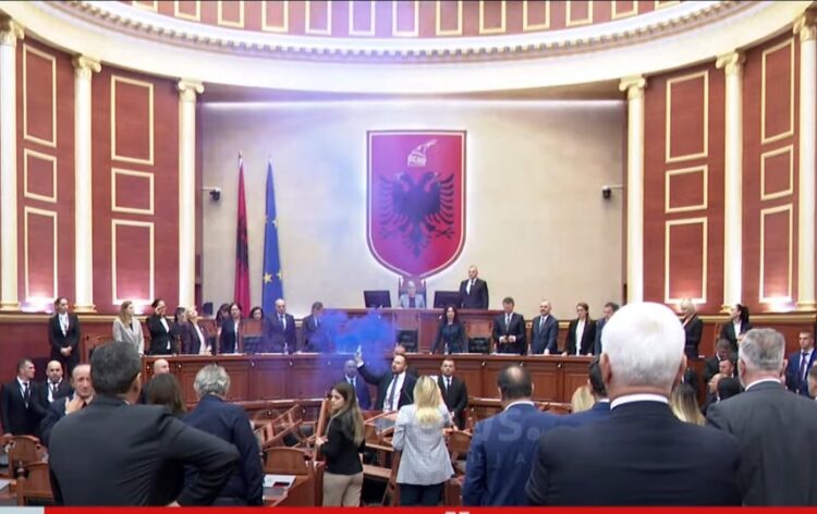 Kaos në Kuvend, Ervin Salianji merr fjalën me tymuese në dorë