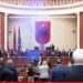 Kaos në Kuvend, Ervin Salianji merr fjalën me tymuese në dorë