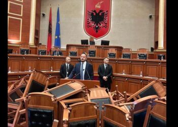 Tensione në Kuvend/ Salianji akuza maxhorancës: Përfaqësoni bandat