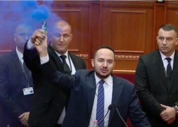 ‘Flakadani’, i gjithë shteti në këmbë për tymuesen e Salianjit