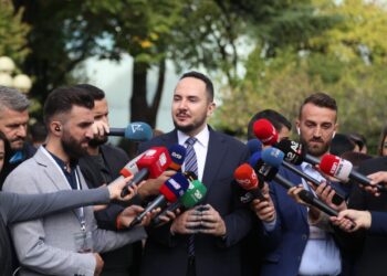 “Rama e ka kthyer Parlamentin në kotec”, Salianji: I lamë në këmbë…