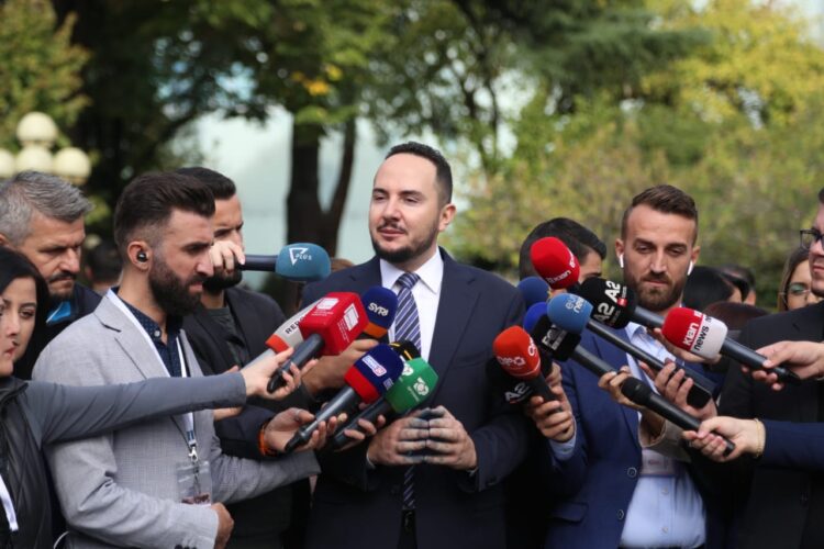 “Rama e ka kthyer Parlamentin në kotec”, Salianji: I lamë në këmbë…