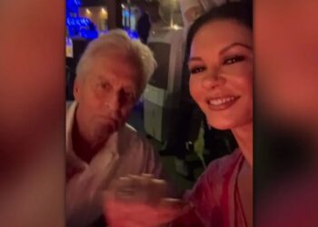 VIDEO/ Michael Douglas dhe Catherine Zeta-Jones argëtohen në Indi