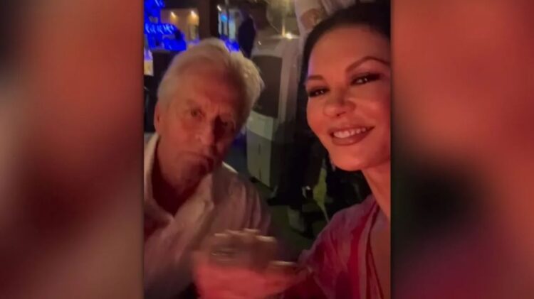 VIDEO/ Michael Douglas dhe Catherine Zeta-Jones argëtohen në Indi