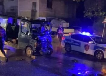 Aksidenti në Qafë Gjashtë, furgoni përplaset me një makinë