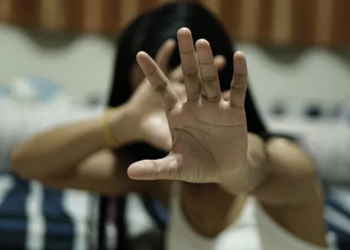 Itali/ Shqiptari i vë flakën makinës së ish-gruas dhe e godet me…