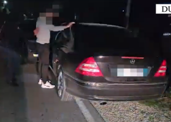 Emri/ Mbante pa leje kallashnikov në banesë, arrestohet 21-vjeçari