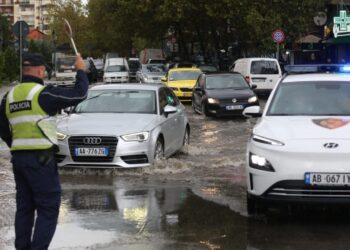 FOTO/ Tirana me trafik dhe rrugë të përmbytura