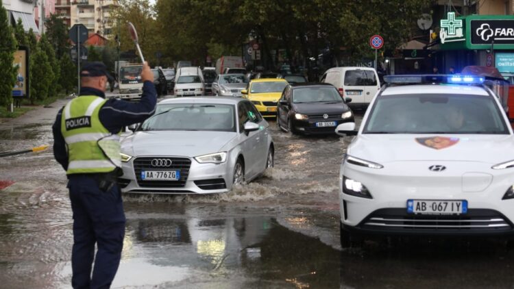 FOTO/ Tirana me trafik dhe rrugë të përmbytura