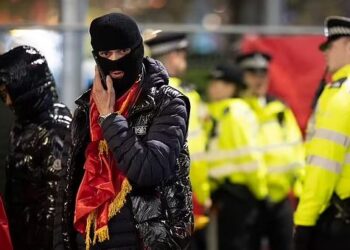 FOTO-VIDEO/ Shqiptarët ngritën flamurin në Londër, disa të arrestuar