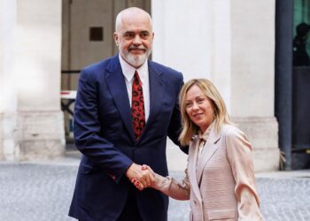 Marrëveshja Meloni-Rama për emigrantët, shumë më pak radikal se plani i Britanisë për Ruandën