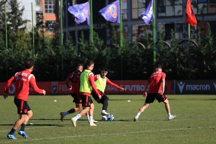 VIDEO/ Nuk humbet kohë, Kombëtarja nis përgatitjet për ndeshjen me Ishujt Faroe