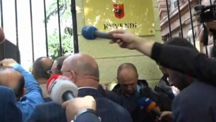 “Jeni të përdhunuar”-“shpërthen” Sula/ Salianji-Gardës: Luftë do bëni