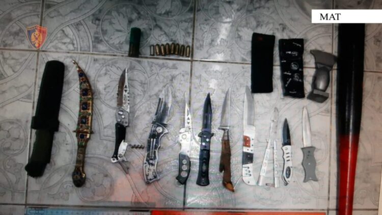 I sekuestrohen 11 thika dhe municione luftarake, pranga 30-vjeçarit