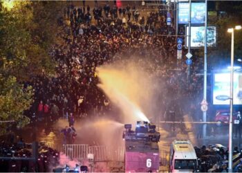 Sofia në zjarr, mijëra tifozë bullgarë përleshen me policinë