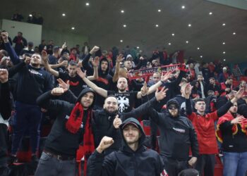 FOTO/ Mbushet “Air Albania” tifozët kuqezinj ndezin stadiumin