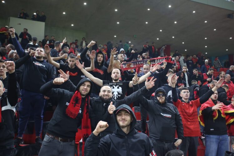 FOTO/ Mbushet “Air Albania” tifozët kuqezinj ndezin stadiumin
