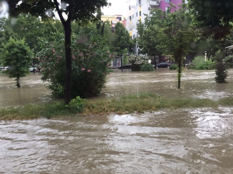 Tirana shndërrohet në Venecia, Lali Eri flet nga Gjakova për turizëm