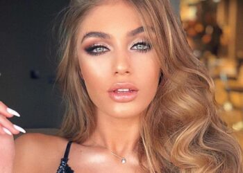 Modelja e njohur i vë ‘flakën’ rrjetit me poza provokuese