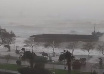 Moti i keq “mbërthen” Turqinë, stuhia ndan në dysh anijen në port