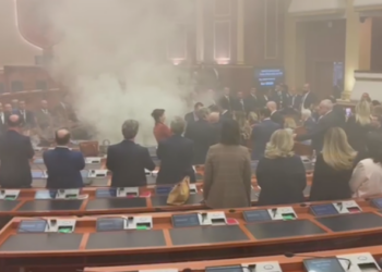 Tymueset në seancë, përjashtohen për 10 ditë nga Kuvendi 3 deputetët e PD