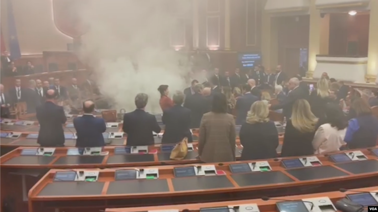 Tensionet në kuvend, PS kërkon përjashtimin e tre deputëve të PD-së