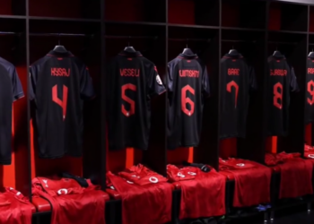 Shqipëria luan përsëri me fanella të zeza, emocionet fillojnë…