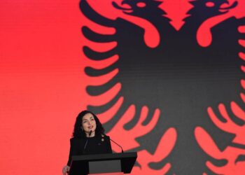 Osmani uron 111 vjetorin e Pavarësisë: Na bashkon flamuri kuq e zi