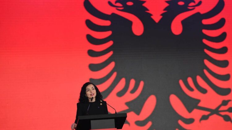 Osmani uron 111 vjetorin e Pavarësisë: Na bashkon flamuri kuq e zi