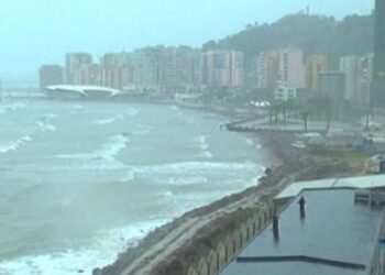 Moti i keq/ Ndalohet lundrimi i mjeteve të vogla në gjirin e Vlorës