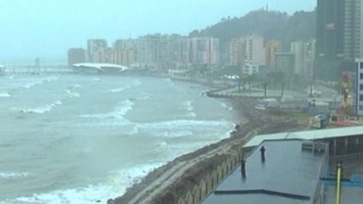 Moti i keq/ Ndalohet lundrimi i mjeteve të vogla në gjirin e Vlorës