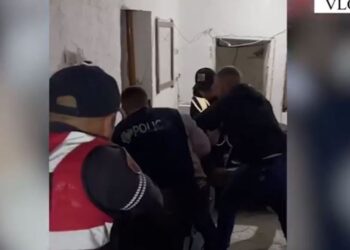 I gjenden dy armë në banesë, arrestohet 50 vjeçari në Vlorë