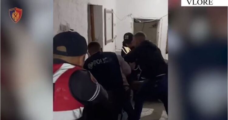 I gjenden dy armë në banesë, arrestohet 50 vjeçari në Vlorë