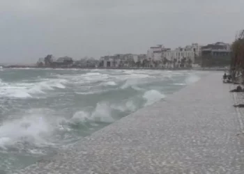 Moti i keq, pezullohet lundrimi për mjetet e vogla lundruese në Vlorë