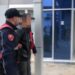 Hodhi pistoletën nga automjeti kur pa policinë, arrestohet 38-vjeçari