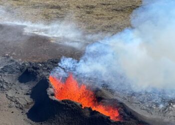 Rreziku i shpërthimit të vullkanit, Islanda evakuon një qytet