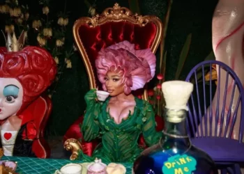 Si u maskuan yjet e famshëm për Halloween, nga Kim Kardashian te Adele