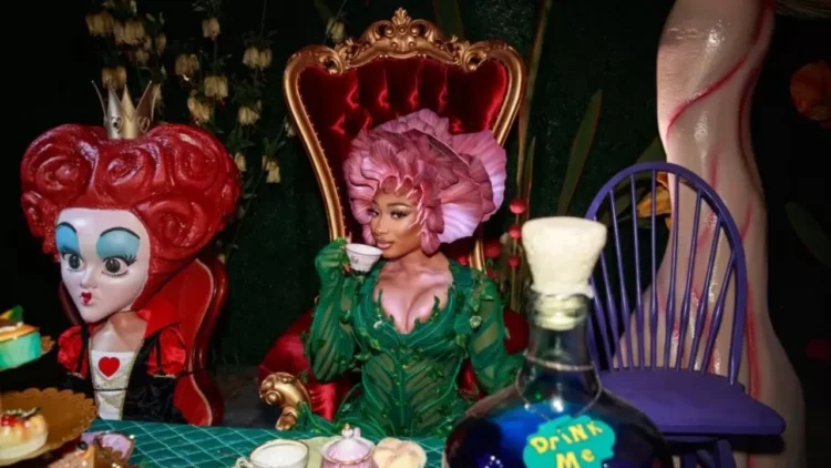 Si u maskuan yjet e famshëm për Halloween, nga Kim Kardashian te Adele