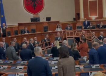 Berisha-Zhupës: S’rrinë dot pa karrige socialistët. Filmoji, filmoji